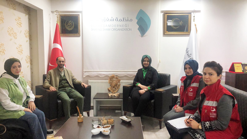 Uyum ve İletişim Çalışma Grup Başkanlığı Personelleri Tarafından Şafak Şam Yardımlaşma ve Dayanışma Derneğine Ziyaret Gerçekleştirildi.